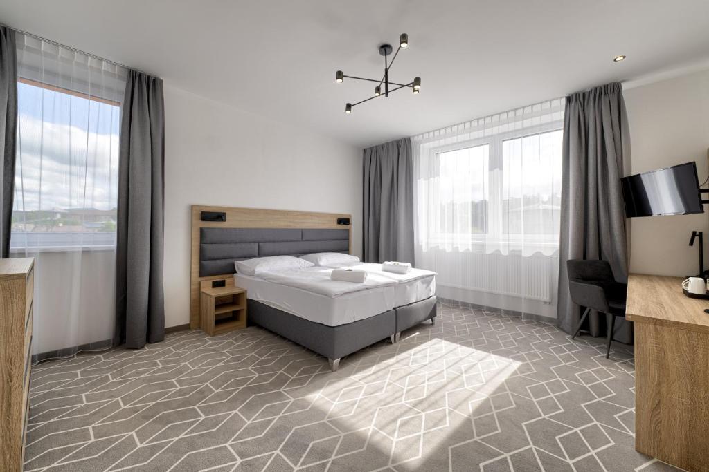 Un pat sau paturi într-o cameră la Typton hotel&spa