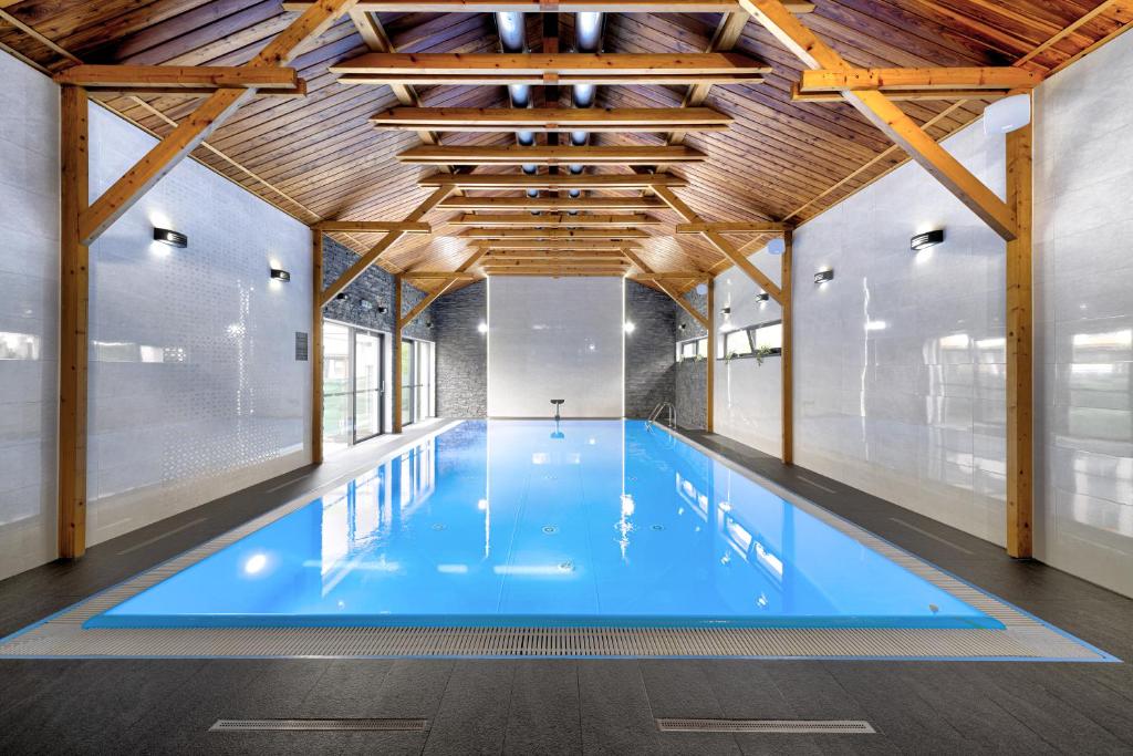 Bazén v ubytovaní Typton hotel&spa alebo v jeho blízkosti