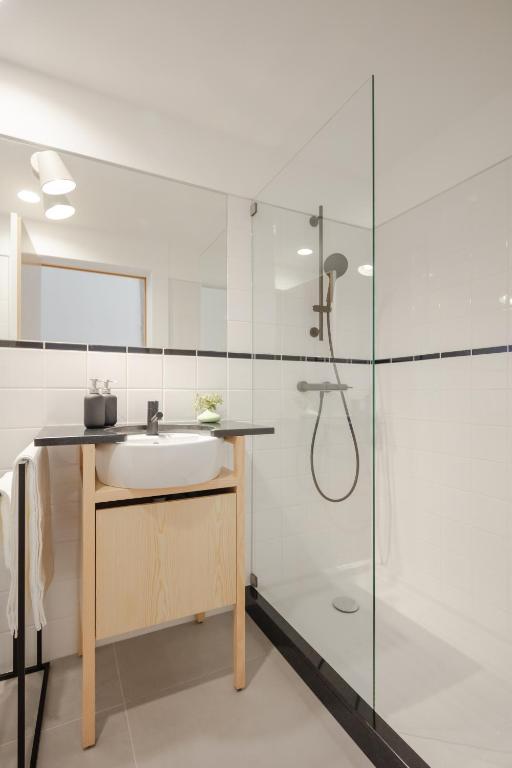 Gateway House Studio Apartments - 17