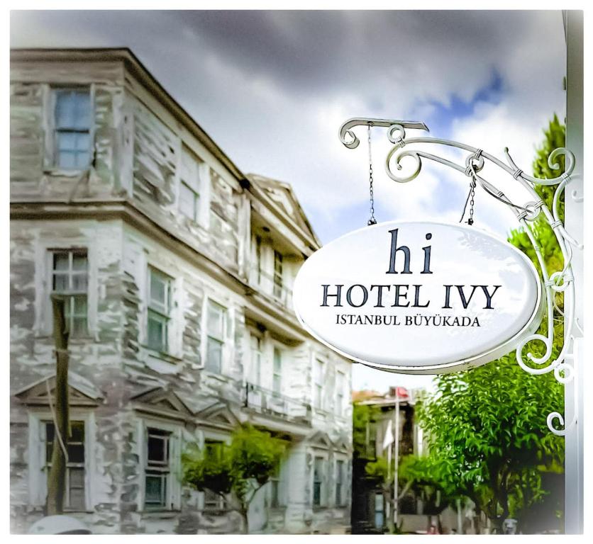 uma placa que diz h hotel ivy em frente a um edifício em hi HOTEL IVY BÜYÜKADA em Adalar