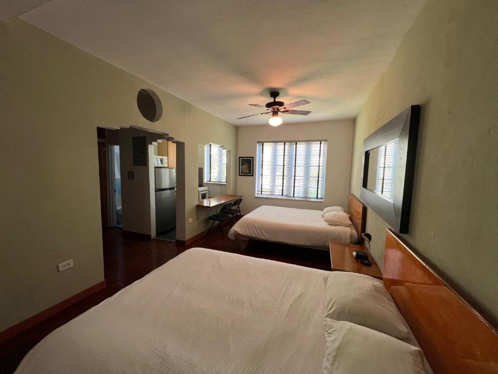 Postel nebo postele na pokoji v ubytování Sherbrooke All Suites Hotel