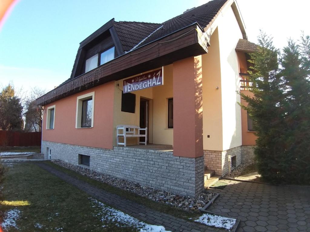 een huis met een rood-wit gebouw bij Magdaléna Panzio in Esztergom