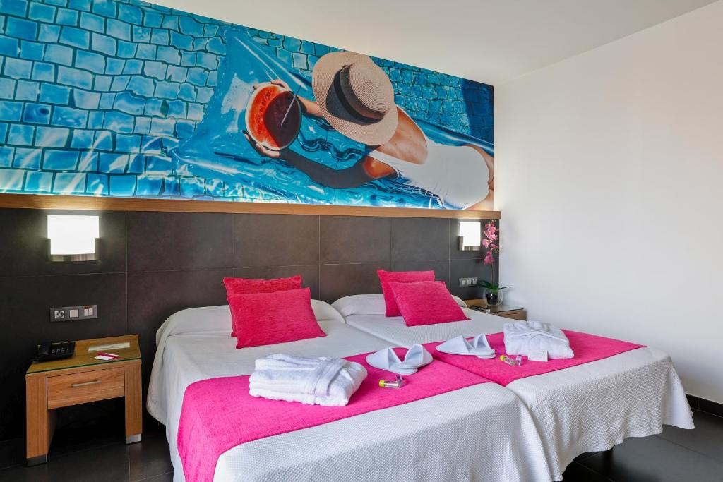 Habitación de hotel con 2 camas, toallas y una pintura en Flash Hotel Benidorm - Recommended Adults Only 4 Sup, en Benidorm