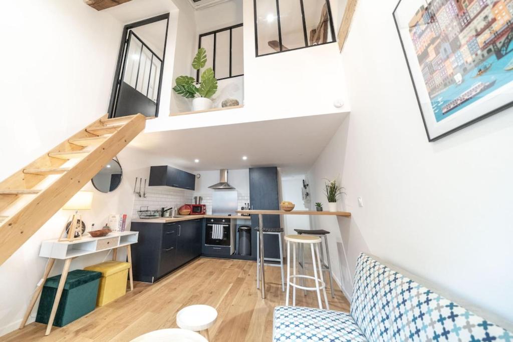 - une petite cuisine et un salon dans un petit appartement dans l'établissement Elegant cocoon 3 people - Perrache-Confluence, à Lyon