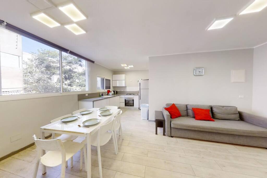 - un salon avec une table et un canapé dans l'établissement Stunning 3BR - Ben Yehuda Gordon, à Tel Aviv