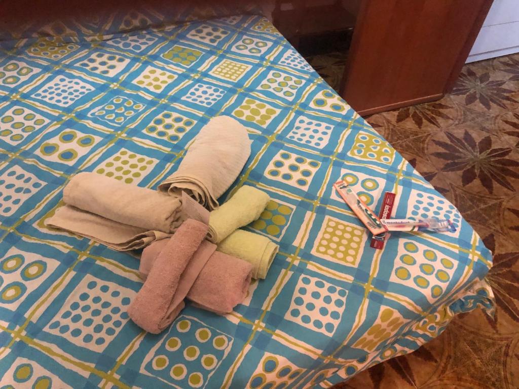 un gruppo di asciugamani e forbici su un tavolo di Residence Enrico a Mondello