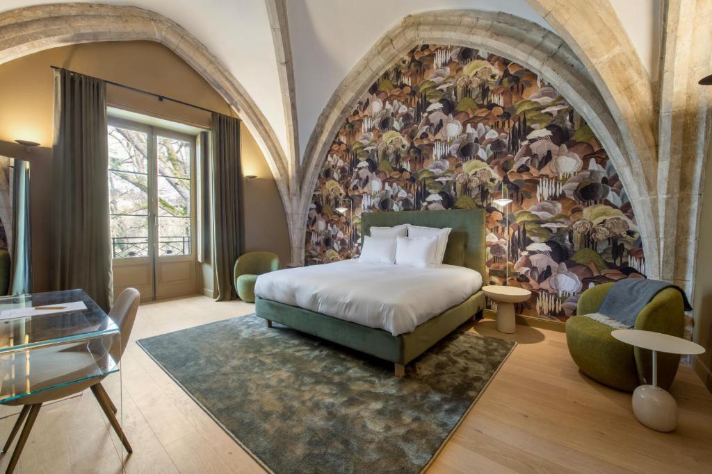 pokój hotelowy z łóżkiem i malowidłem zwierzęcym w obiekcie Les Suites de l'Ile Barbe w mieście Lyon