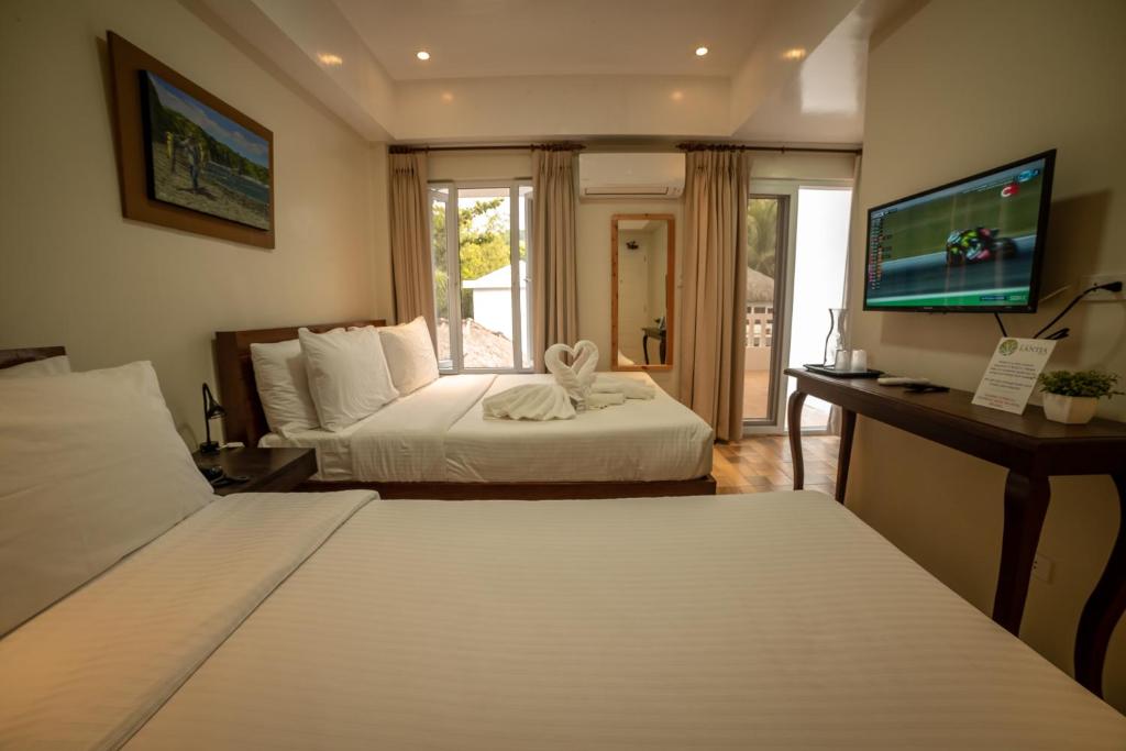 Postel nebo postele na pokoji v ubytování Bernardo's Lantia Hotel