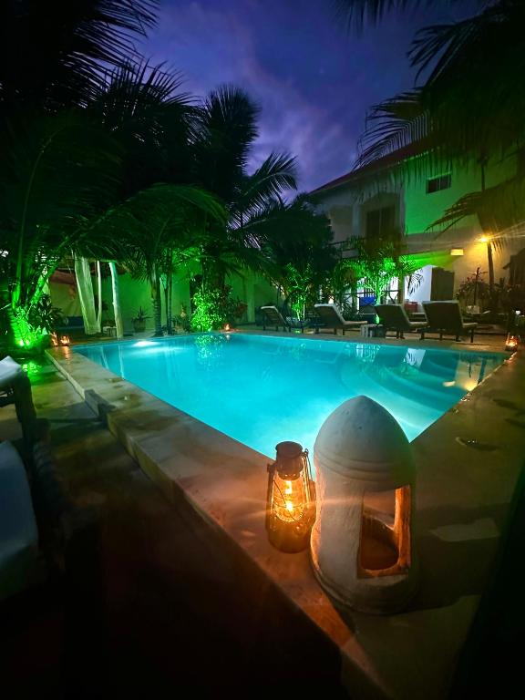 Bazén v ubytování CeZeRe THE PALM HOTEL nebo v jeho okolí