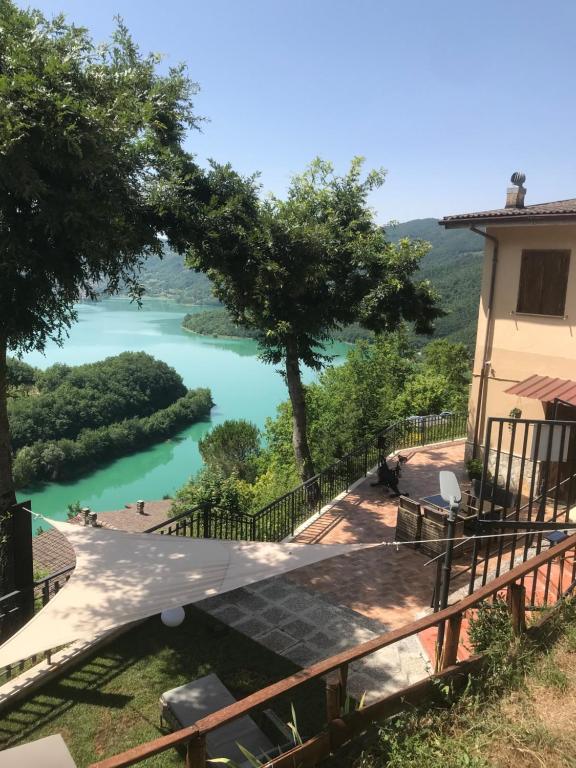 O vedere a piscinei de la sau din apropiere de Ma. De House Lago del Turano