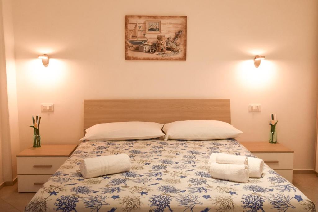 una camera da letto con un grande letto con due cuscini di Casa Stella Marina a Pozzallo