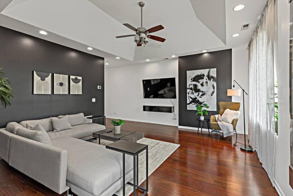The Penthouse, Lux stay near Downtown, UofC & Lake photo