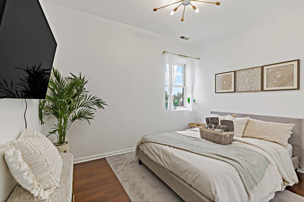 The Penthouse, Lux stay near Downtown, UofC & Lake photo