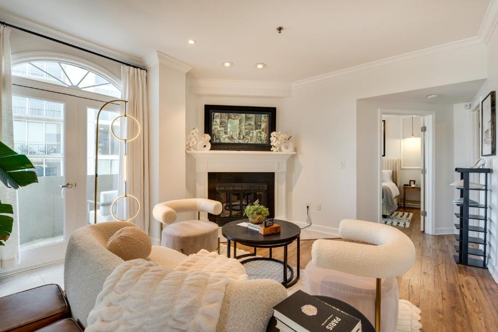 Χώρος καθιστικού στο Atlanta Rental with Balcony Near Buckhead!