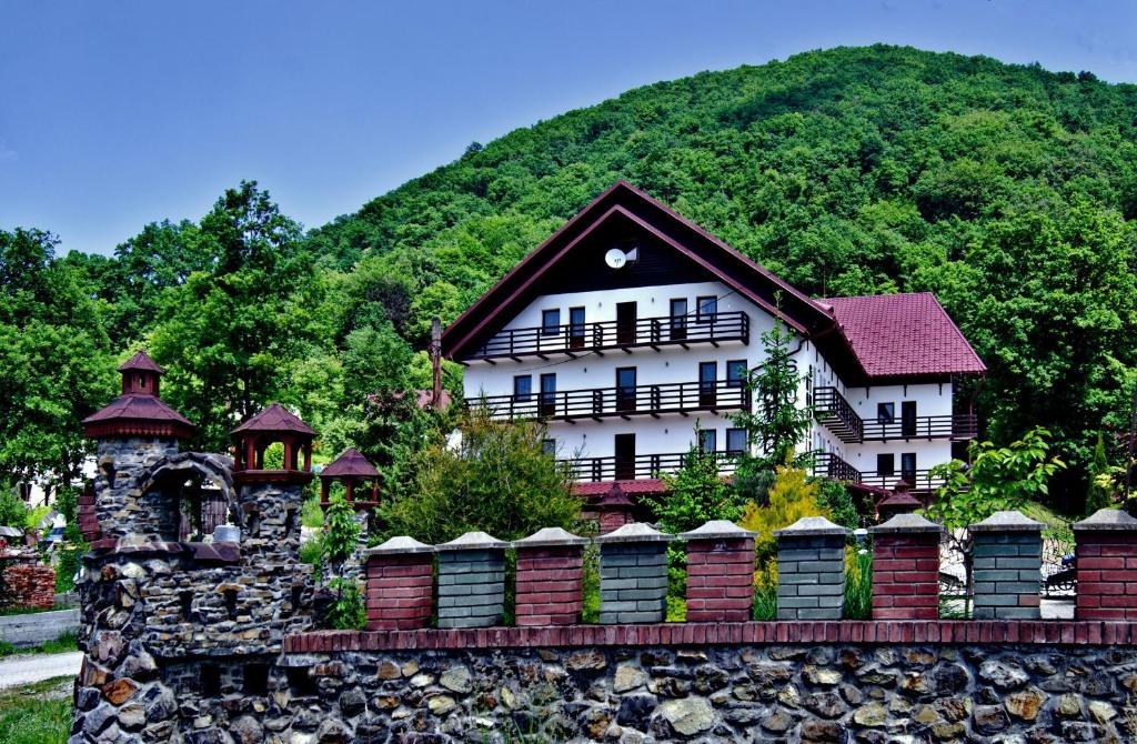 Nespecifikovaný výhled na hory nebo výhled na hory při pohledu z hotelu