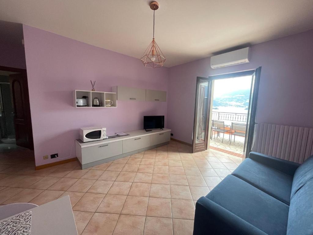 - un salon avec un canapé et un four micro-ondes dans l'établissement Appartamento vista Lago d'Iseo, à Sulzano