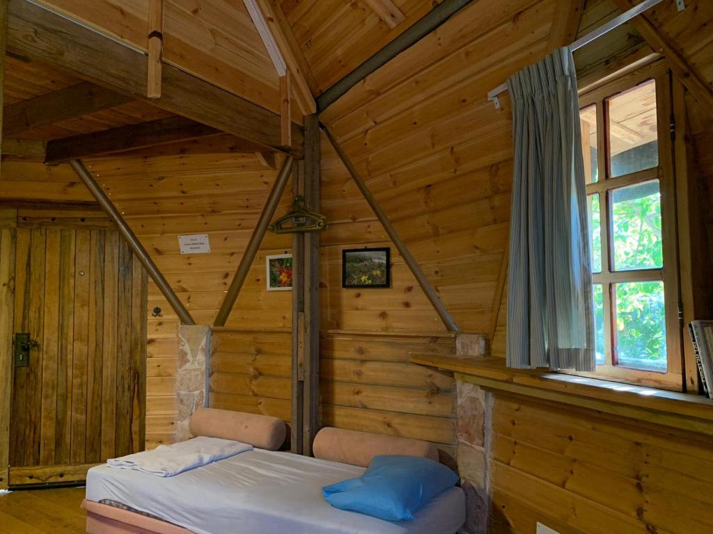 Postel nebo postele na pokoji v ubytování בקתת עץ בחורש במנות - דום גיאודזי - Wooden cabin in Manot