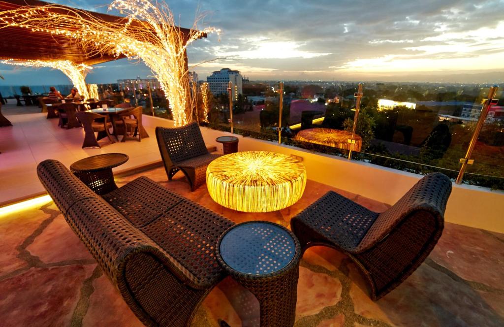 Uma varanda ou terraço em Cebu White Sands Resort and Spa