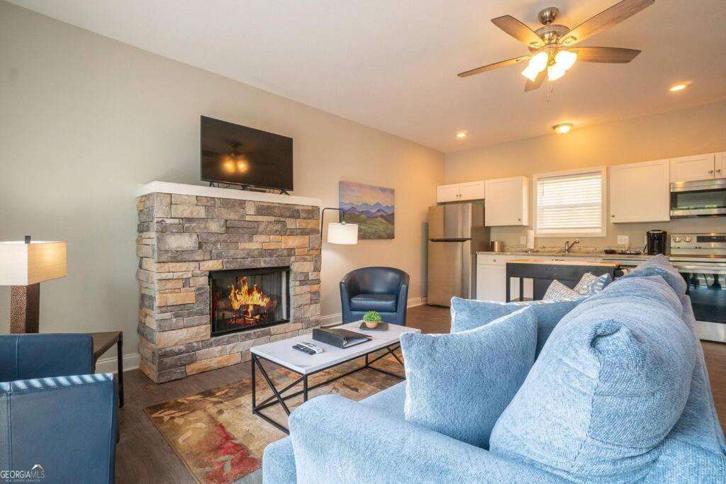 New! Golfing townhome by waterpark and tubing and 3 minutes from Helen