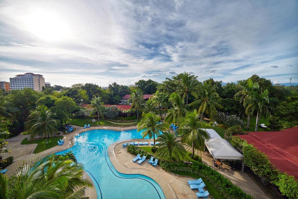 uma vista superior de uma piscina num resort em Cebu White Sands Resort and Spa em Mactan