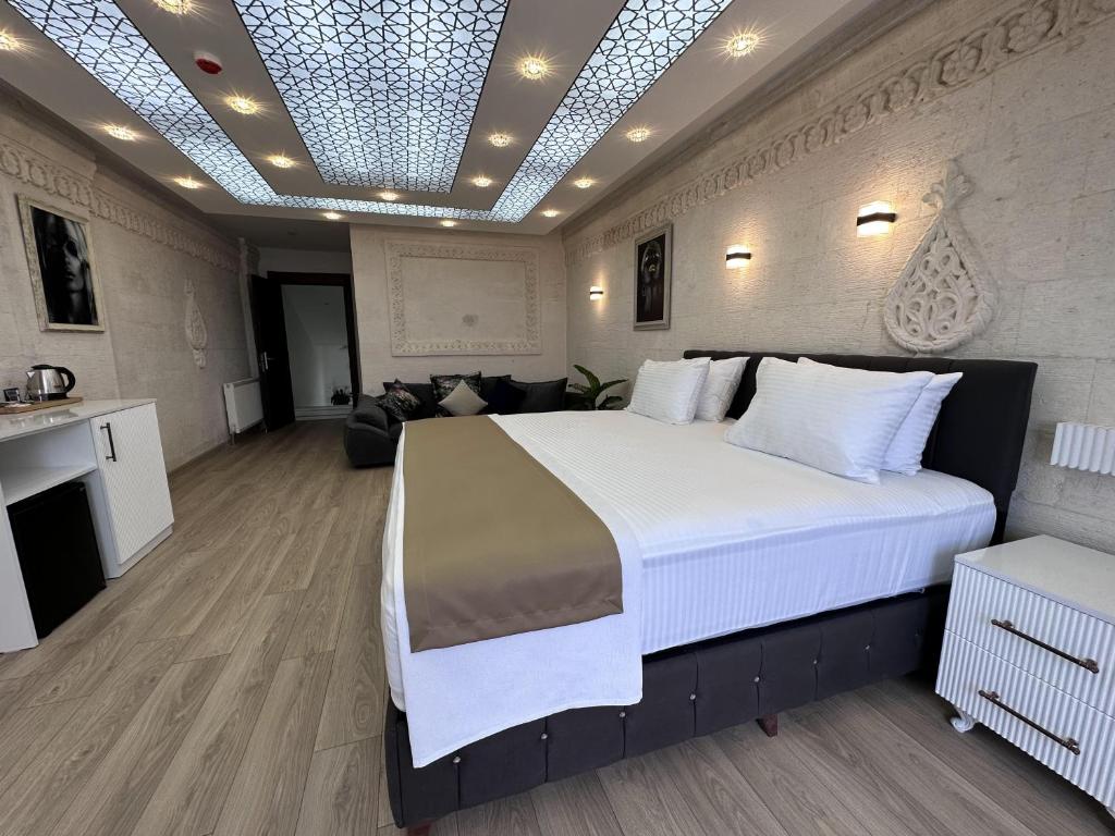 White Life Hotel & Cafe في Bitlis: غرفة نوم بسرير كبير ومطبخ