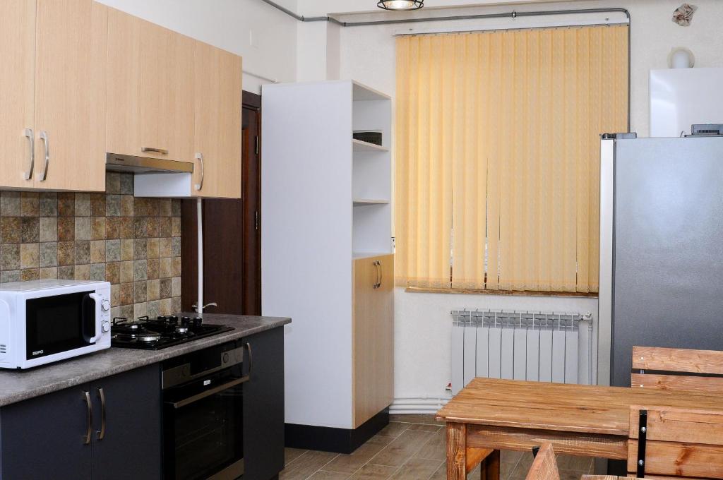 Kuchyň nebo kuchyňský kout v ubytování Kenut Hostel