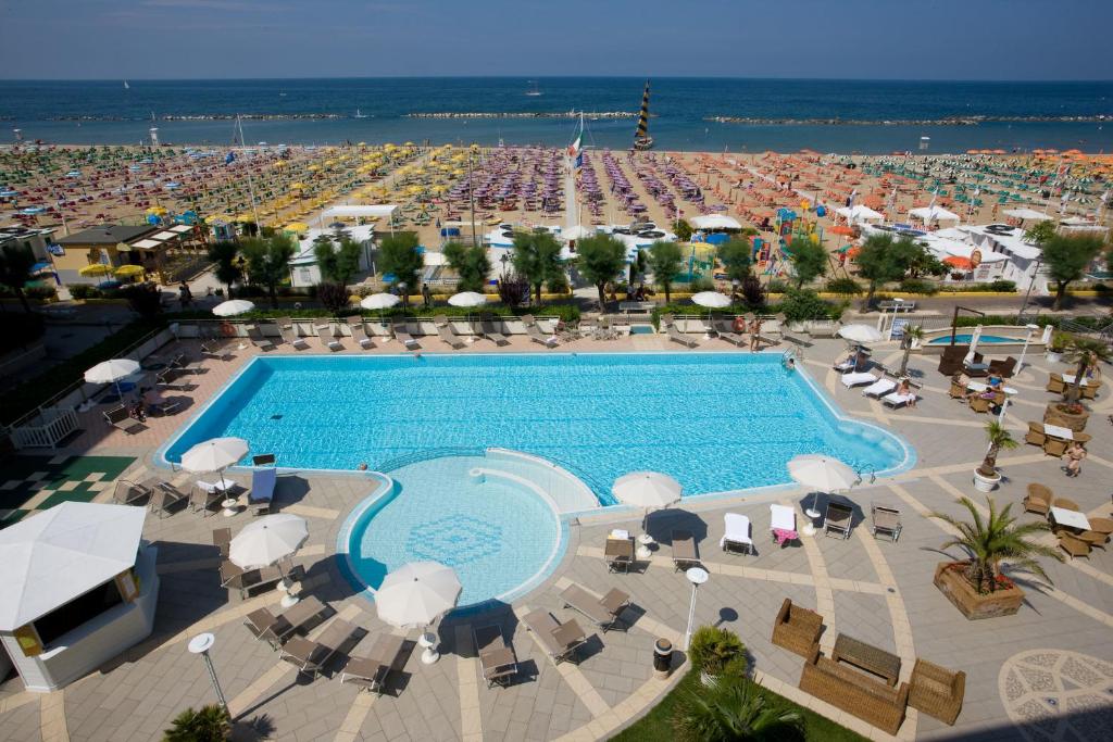 Bazén v ubytování Hotel Miramare nebo v jeho okolí