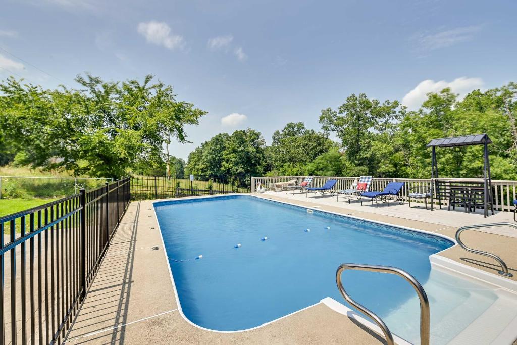 uma piscina com uma cerca à volta em Home with Private Pool - 15 miles to Ark Encounter! 