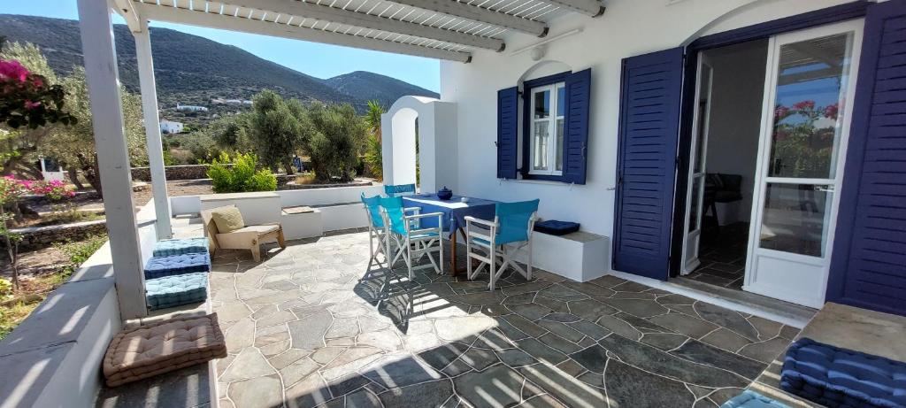 una casa con patio con mesa y sillas en Elisso Villas en Platis Yialos Sifnos