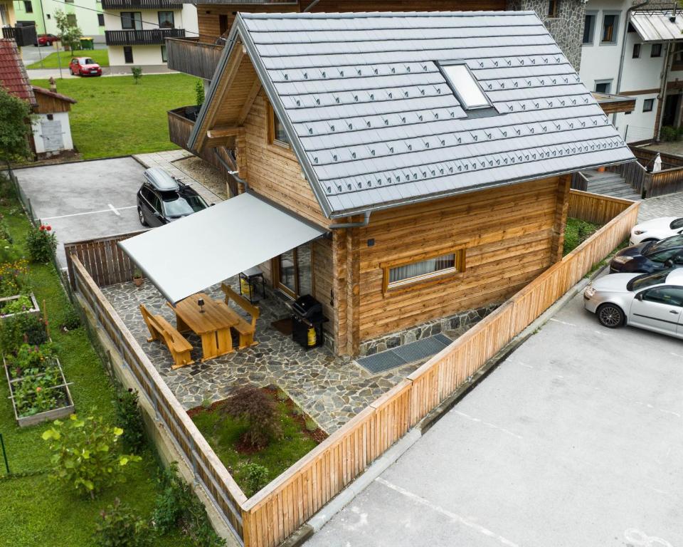 een uitzicht op een klein houten huis bij ALPEART HOLIDAY units in Bohinj