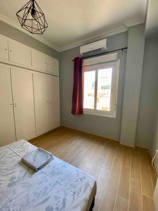 Postel nebo postele na pokoji v ubytování Cozy flat Korydallos