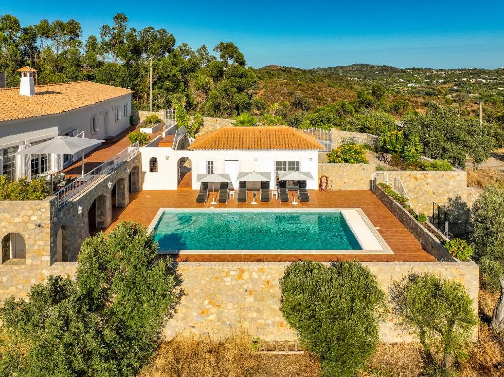 vista aerea di una casa con piscina di Vivenda Clemens a São Brás de Alportel