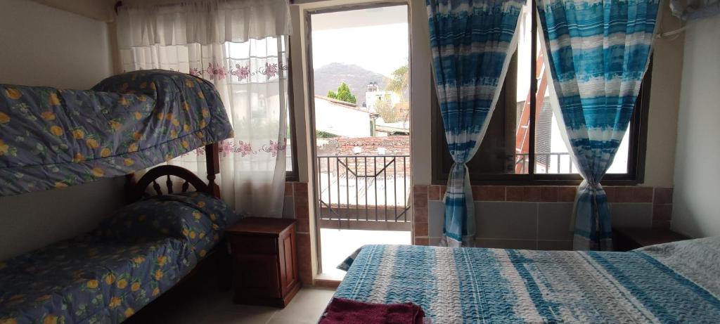 1 dormitorio con cama y ventana con vistas en Delta House en Salta