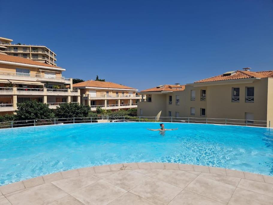 Swimmingpoolen hos eller tæt på Beau 3 pièces à Nice - terrasses et piscine