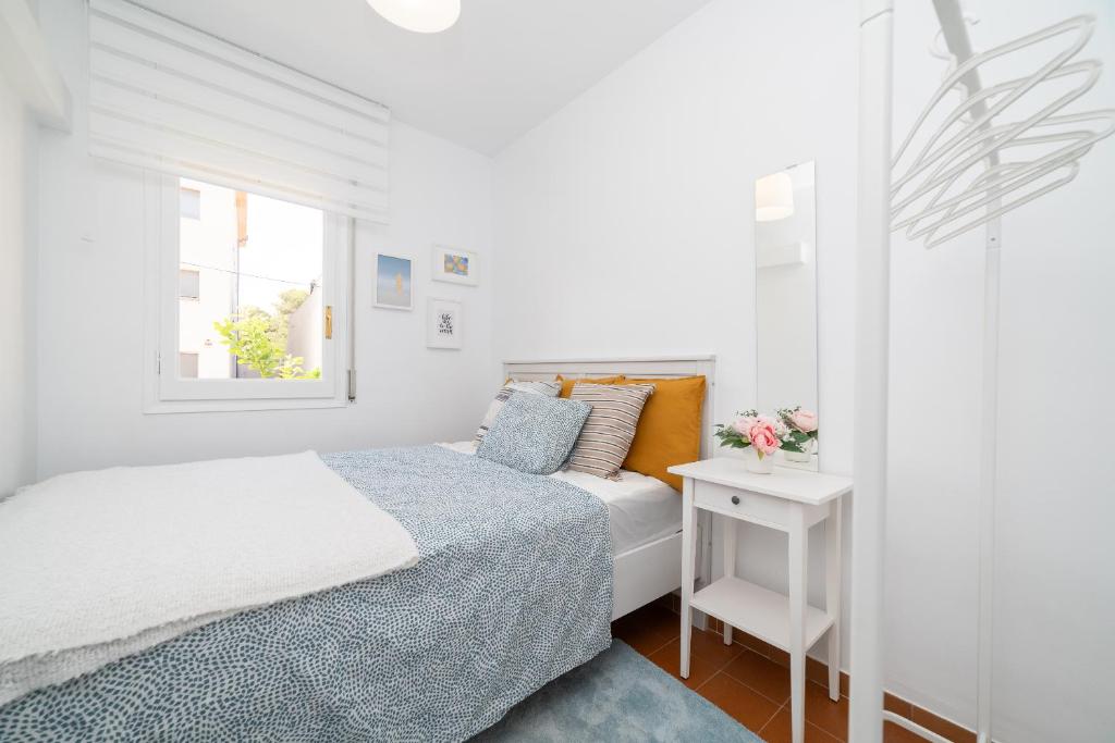 En eller flere senge i et værelse på Beach flat with terrace