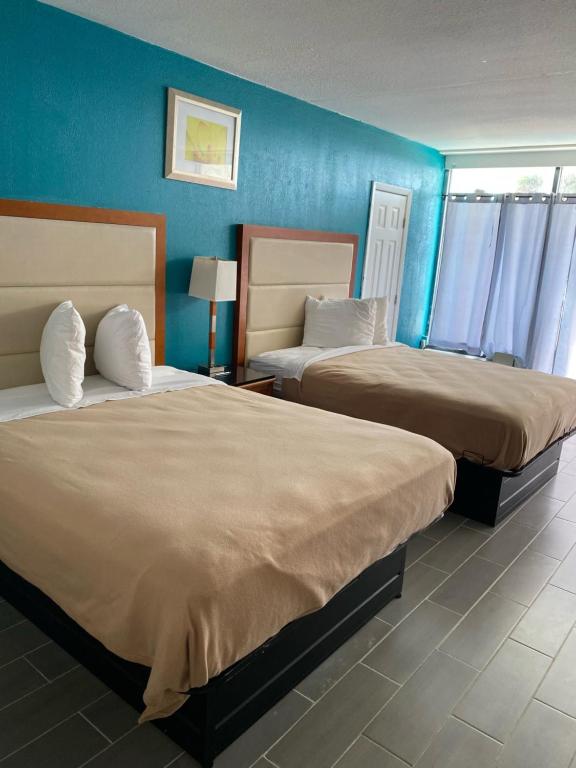 Una cama o camas en una habitación de Summer Wind Ocean Front Hotel
