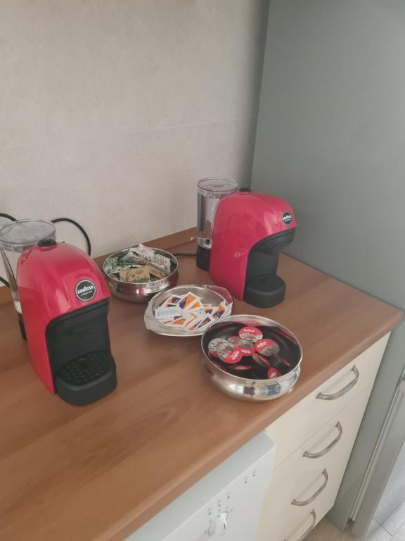 Příslušenství pro přípravu čaje a kávy v ubytování Monti Guest House Alghero