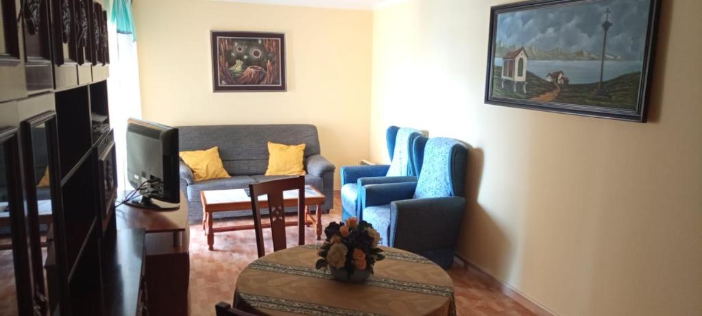 - un salon avec deux chaises et une table dans l'établissement EnFOZ El Azul del Mar, à Foz