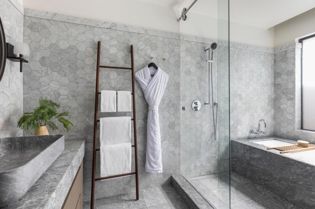 Alila Napa Valley, a Hyatt Resort - Premium King Room Met Bad En Balkon - Streamside