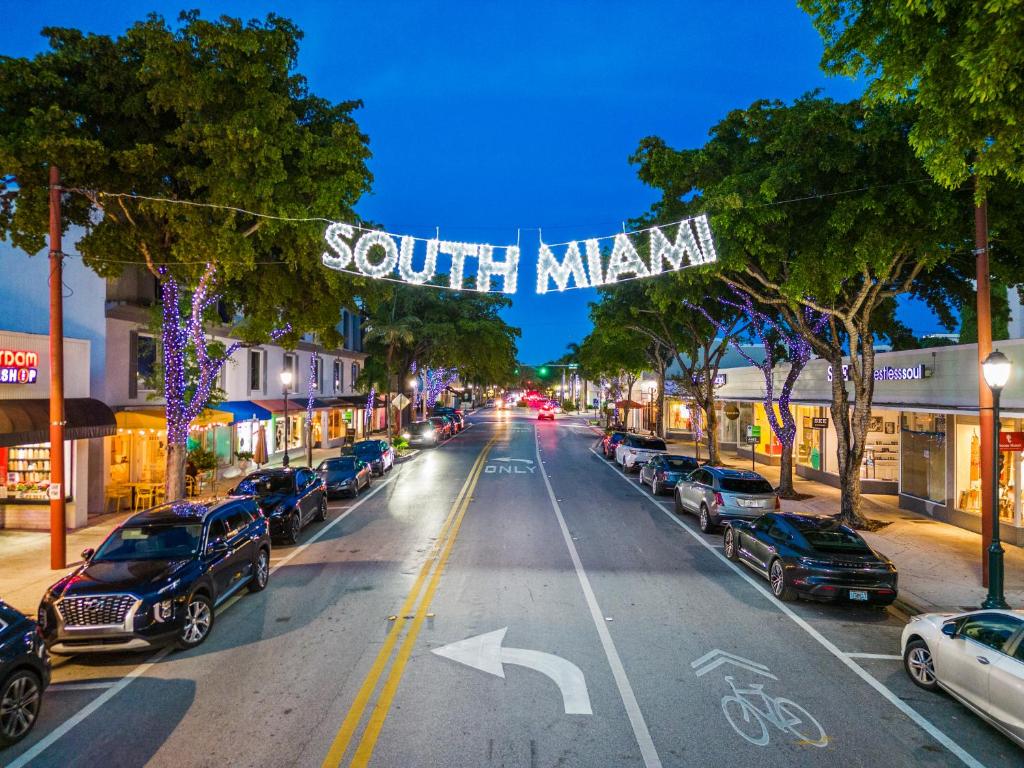 Sunset Inn-South Miami - Deluxe Queen Studio