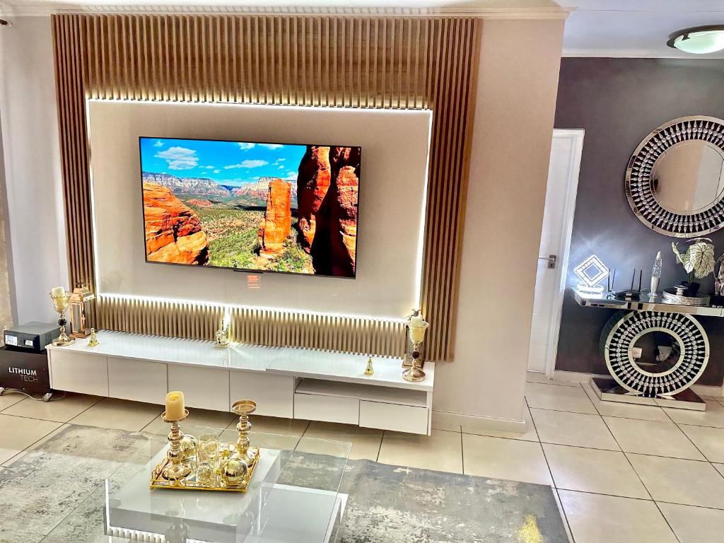 sala de estar con TV en la pared en Fullmoon Two Bed Apartment en Antwerp