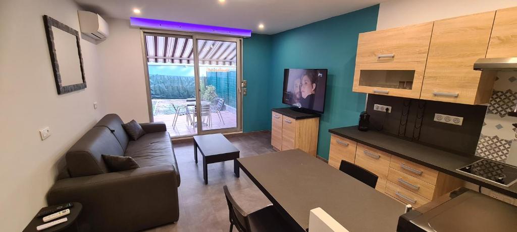 een woonkamer met een bank en een tafel bij Studio de la Madrague in Saint-Laurent-du-Var