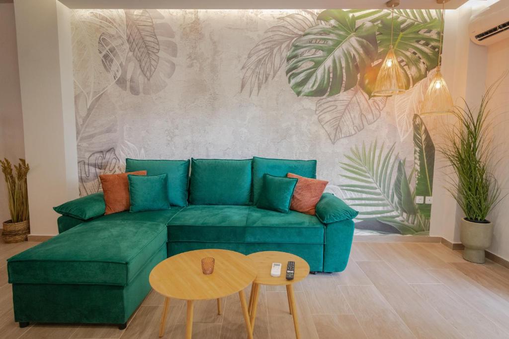 ein Wohnzimmer mit einem grünen Sofa und einem Tisch in der Unterkunft Vallia Suites-Green Luxury Suite A3 in Nafpaktos