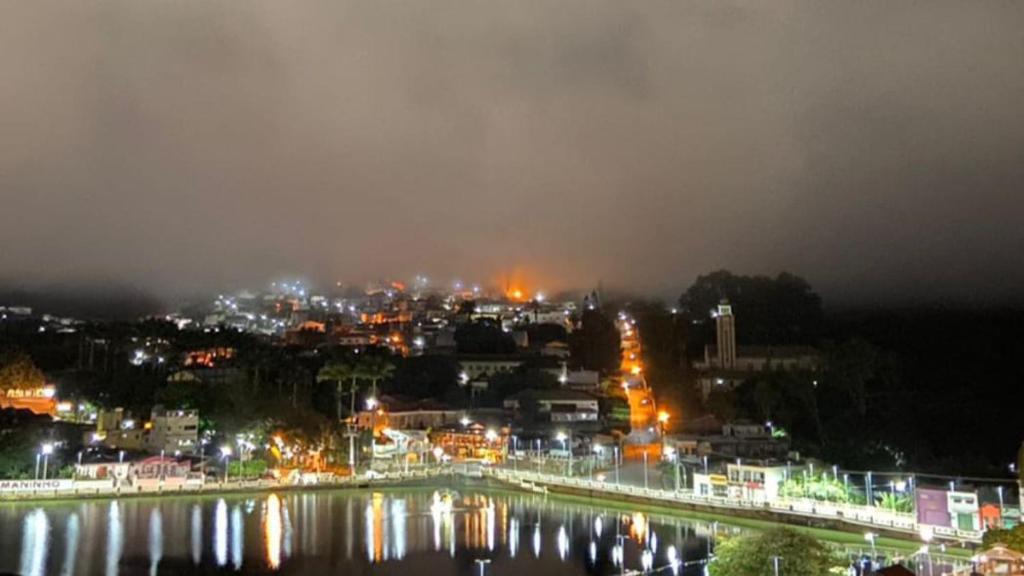 - une vue sur une ville la nuit avec une rivière dans l'établissement Casa de Wagner, à Triunfo
