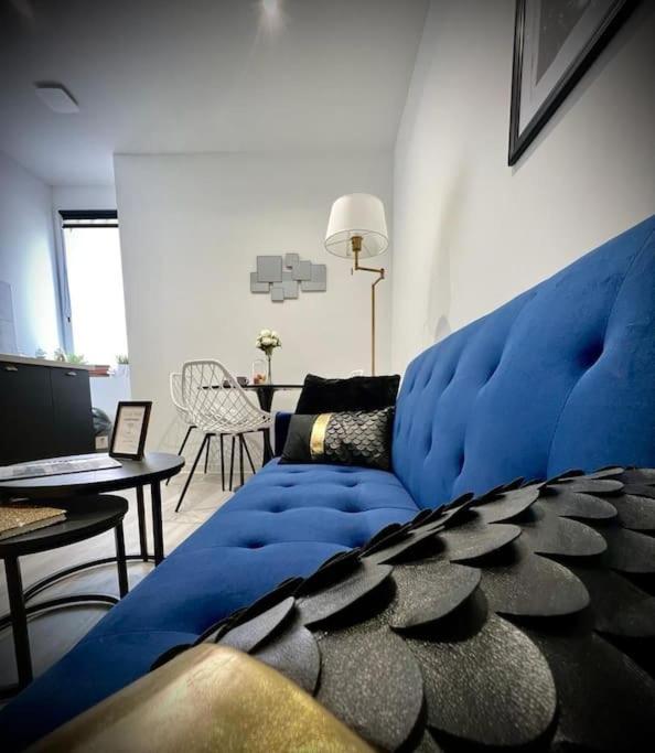 - un grand canapé bleu dans le salon dans l'établissement 【】Le Prestigieux【】 , Belfort ville, à Belfort