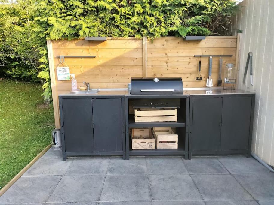 a outdoor kitchen with a counter and a sink at Maison 100m² proche sites JO2024 in Élancourt