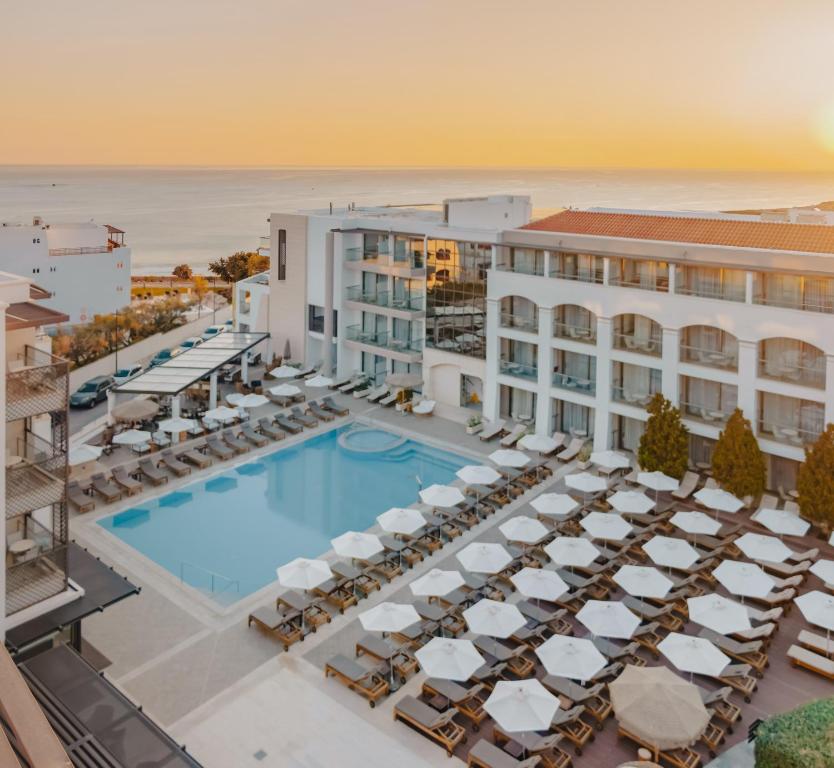 eine Luftansicht eines Hotels mit Pool und Stühlen in der Unterkunft Albatros Spa & Resort Hotel in Hersonissos