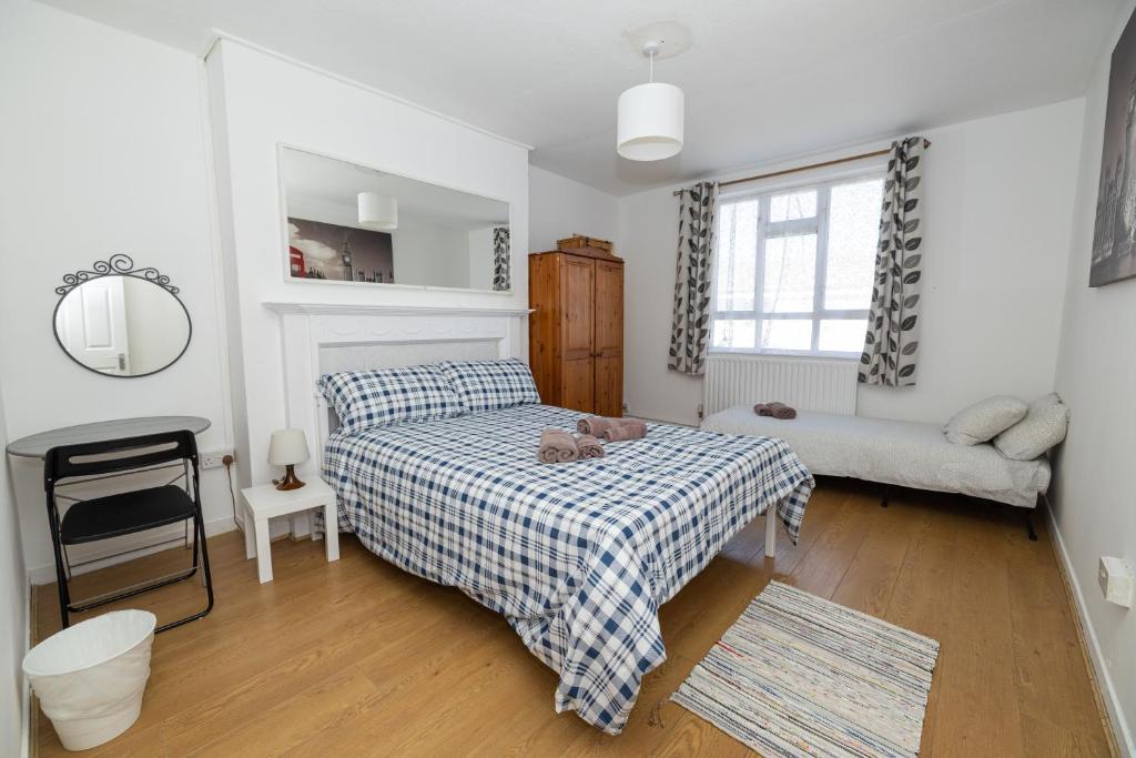 1 dormitorio pequeño con 1 cama y 1 sofá en Nice Rooms near Shoreditch en Londres