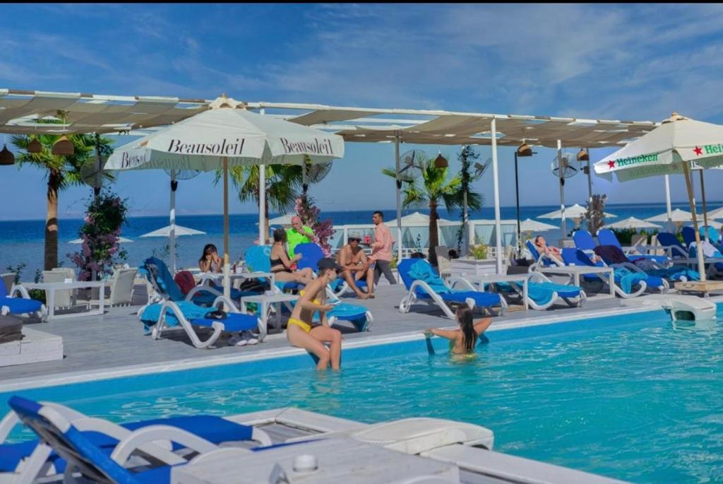 un gruppo di persone in piscina presso un resort di SELENA BAY RESORT HURGHADa a Hurghada