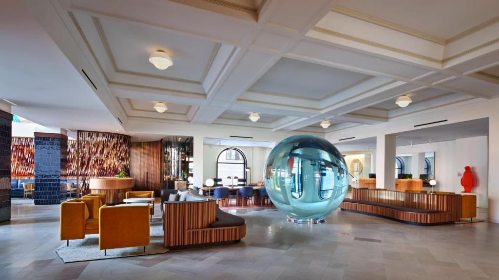 um lobby com uma grande esfera azul no meio em 21c Museum Hotel St Louis em Saint Louis